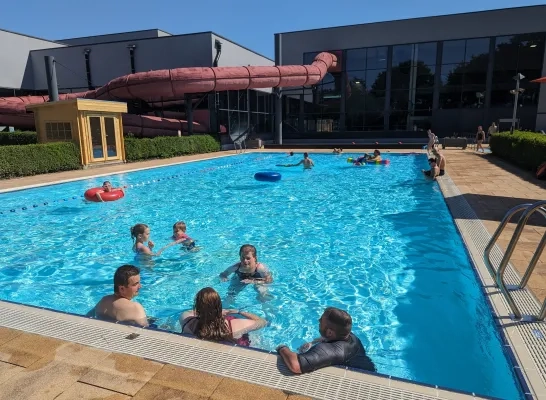 Buitenzwembad In Geel Na 3 Jaar Weer Geopend Zwemmers Al Vroeg Op Post buitenzwembad-in-geel-na-3-jaar-weer-geopend-zwemmers-al-vroeg-op-post